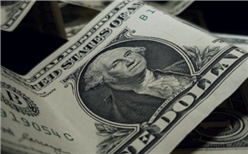Доллар впервые за семь лет упал ниже 55 рублей