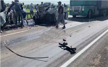 В Красноярском крае рядом с Бородино произошла массовая авария. Водитель раздавленного между грузовиками «Ягуара» погиб