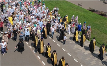 Более 2000 верующих прошли по Красноярску крестным ходом с мощами Сергия Радонежского