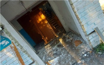 В жилом доме в Лесосибирске при загадочных обстоятельствах выломало подъездную дверь