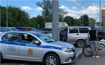 В Красноярске на парковке у ТЦ водитель мотоцикла врезался в иномарку и сбил пенсионерку