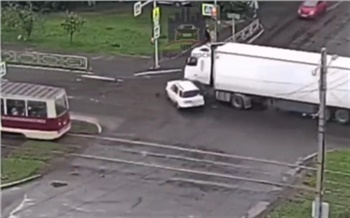 На правобережье Красноярска иномарка пролетела на «красный» и столкнулась с грузовиком