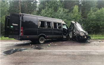Два человека погибли и восемь пострадали при столкновении легковушки с автобусом на трассе «Красноярск — Енисейск»