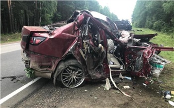 В Нижнеингашском районе Lexus врезался в грузовой фургон. Погибла пассажирка
