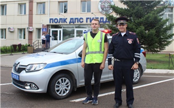 В Красноярске неравнодушные дпсники помогли заглохшему водителю «Соляриса» и получили благодарность