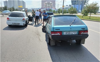 В Советском районе Красноярска водитель «Лады» решил проехать между рядами разбил два Subary