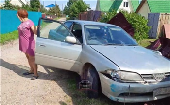В Емельяновском районе автоледи сбила несколько заборов. В машине в момент ДТП находился ребенок