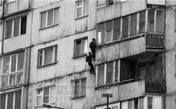 Норильчане спустились из квартиры на 8 этаже по балконам: их встретили полицейские
