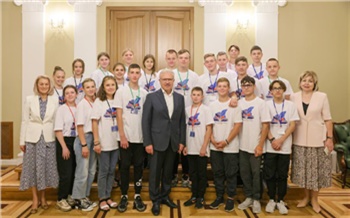Школьники из ДНР пообщались с Александром Уссом и побывали на экскурсии в здании правительства Красноярского края