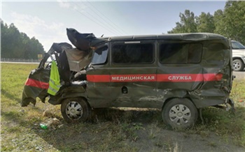 В Красноярском крае УАЗик скорой помощи столкнулся с фурой. Погибла медсестра