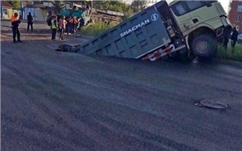 На улице Калинина в Красноярске грузовик наполовину провалился под асфальт