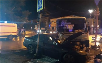 В Ачинске автобус протаранил Camry нарушителя: пострадали 5 человек