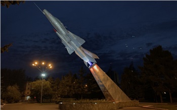 «Работа двигателей в режиме форсаж»: в Красноярске подсветили памятник самолету на Краснодарской