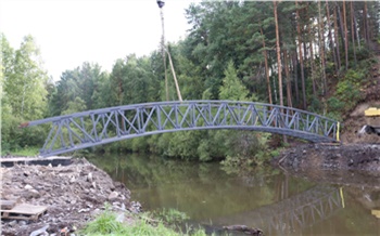 «Прекрасное место для наблюдения за природой»: в железногорском «Нейтрино парке» установили необычный мост