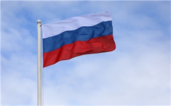 В Красноярске торжественно подняли флаг Российской Федерации