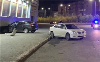 Повредил две машины, сбил пешехода, врезался в здание: в Норильске пьяный водитель устроил ДТП