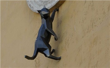 Фишечка для растепления городской среды: дом на правобережье Красноярска украсили фигуркой чёрного кота
