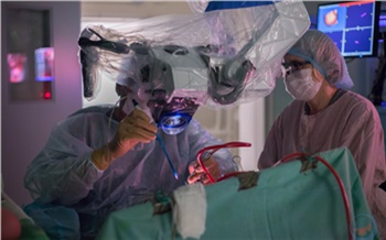 Красноярские врачи получили роботизированные хирургические микроскопы для операций на мозге и сердце
