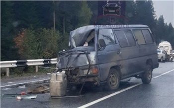 Легковая Тойота врезалась в микроавтобус на востоке Красноярского края: есть пострадавший, движение ограничено