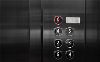 Набран хороший темп работы: в краевых домах дополнительно установят 314 лифтов