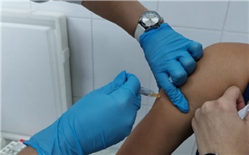 В красноярских внебольничных пунктах вакцинации от ковида начали прививать и от гриппа