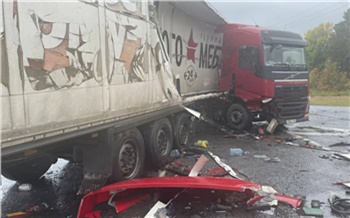 На трассе в Красноярском крае столкнулись легковушка и два грузовика. Часть дороги перекрыта