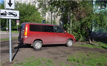 770 любителей парковаться на газонах наказали в Ленинском районе Красноярска