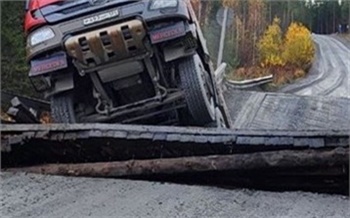 В Красноярском крае под грузовиком обрушился мост к поселку Мотыгино