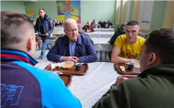 Мобилизованных жителей Красноярского края обеспечили горячим питанием на призывном пункте. Обеды проверил губернатор