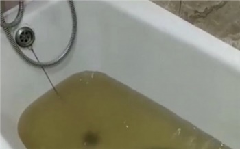 Красноярцев призвали требовать перерасчет за грязную горячую воду из кранов после включения отопления