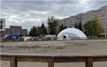 На площади Мира в Красноярске завершается установка катка