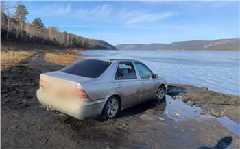 Машину с телами двух человек достали из реки на северо-востоке Красноярского края