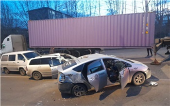 Пять автомобилей столкнулись на улице Калинина в Красноярске. Движение затруднено