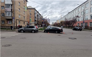 В центре Красноярска водитель «Ниссана» не пропустил встречный автомобиль и попал в больницу
