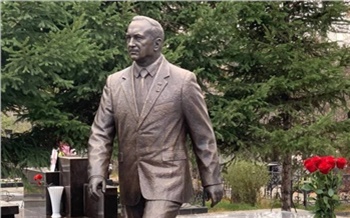На красноярском Бадалыке установили памятник Петру Пимашкову