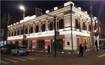 Еще на одном здании в центре Красноярска появилась подсветка