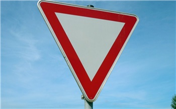 Россиянин попытался в Верховном суде оспорить законность дорожного знака «Уступите дорогу»