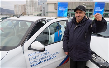 Александр Усс передал ключи от 56 автомобилей в медучреждения края