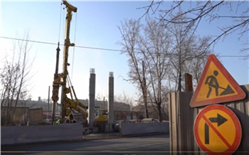 На Семафорной в Красноярске забетонировали первые опоры нового пешеходного моста