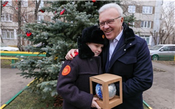 Красноярский кадет получил в подарок от губернатора Красноярского края новогоднюю ель во дворе дома