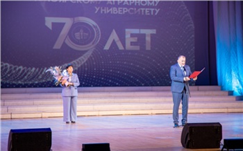 Урожай успеха: Леонид Шорохов поздравил с 70-летием Красноярский аграрный университет