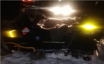 Сам стал набирать скорость: в Енисейском районе три человека пострадали при столкновении снегохода с домом