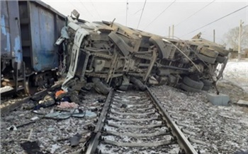 В Иркутской области поезд протаранил грузовик