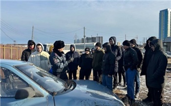 В Красноярске сотрудники ГИБДД показали студентам стоянку разбитых автомобилей