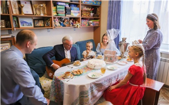 Александр Усс попил чаю с лучшей семьей из Красноярского края и сыграл для нее на гитаре