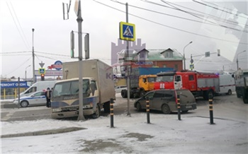 ДТП с двумя грузовиками и легковушкой произошло на правобережье Красноярска