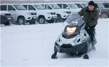 Александр Усс устроил тест-драйв снегохода во время вручения ключей от техники охотинспекторам