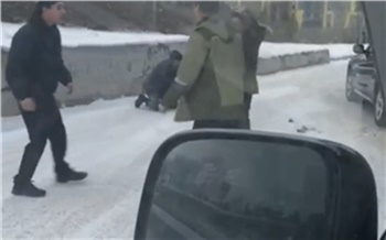 «Что-то в очереди не поделили»: в Красноярске на заправке произошла массовая драка водителей