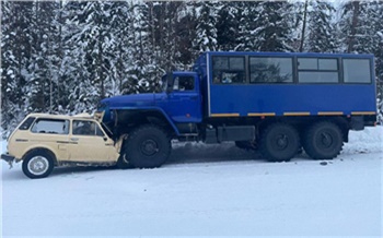 Четыре человека погибли при лобовом столкновении Нивы и грузовика на востоке Красноярского края