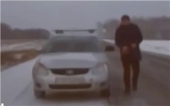 «На ногах пальцы ломит»: замерзающего на трассе водителя-пенсионера отогрели полицейские из Зеленогорска